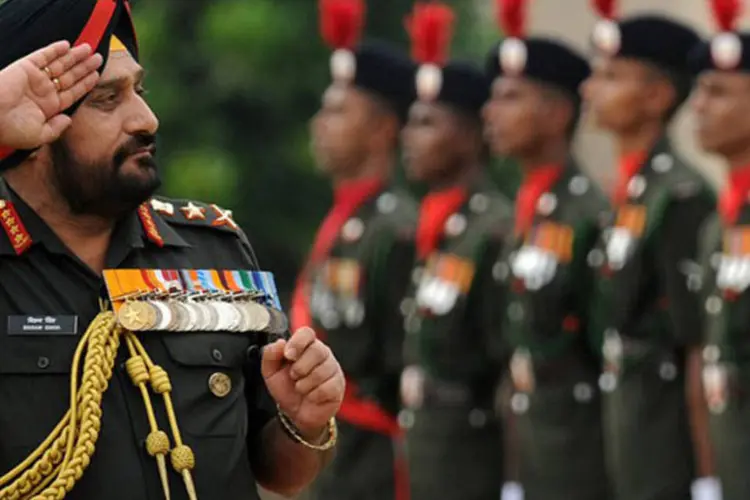 
	O general indiano Bikram Singh inspeciona as tropas em Colombo, Sri Lanka: &quot;esperamos de nossos comandantes que sejam agressivos&quot;, disse
 (Ishara S.Kodikara/AFP)