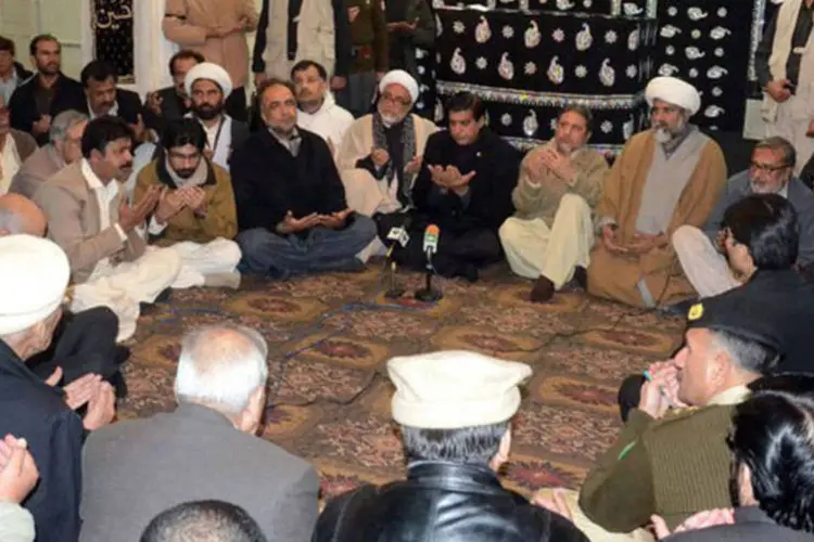 
	Primeiro-ministro do Paquist&atilde;o Raja Pervez Ashraf reza entre xiitas em Quetta: &quot;&eacute; uma trag&eacute;dia nacional e toda a Na&ccedil;&atilde;o est&aacute; de luto&quot;, disse o premi&ecirc;
 (Banaras Khan/AFP)