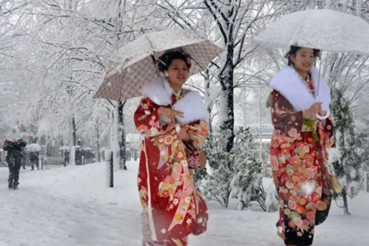 Japonesas de kimono passeiam pelas ruas cobertas de neve em Tóquio, Japão em 14 de janeiro de 2013
 (Yoshikazu Tsuno/AFP)