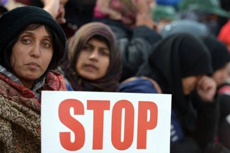 
	Manifestantes protestam em Islamabad: desde a noite de segunda-feira, a capital &eacute; palco de manifesta&ccedil;&otilde;es de milhares de pessoas lideradas por um influente chefe religioso
 (Farooq Naeem/AFP)