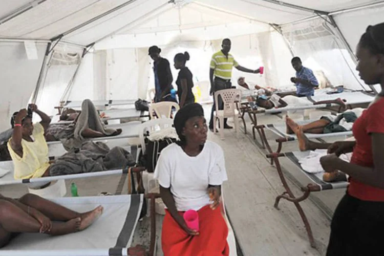 
	Pacientes com c&oacute;lera esperam tratamento em posto dos M&eacute;dicos Sem Fronteiras em Delmas, no Haiti: o atual foco em Havana est&aacute; em fase de extin&ccedil;&atilde;o, segundo autoridade
 (Thony Belizaire/AFP)