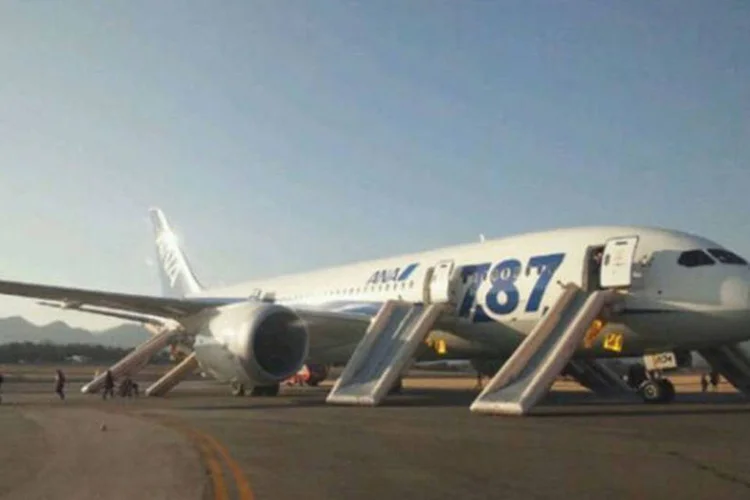 
	Boeing 787 da ANA, depois de pouso for&ccedil;ado: moderno avi&atilde;o produzido com comp&oacute;sitos de carbono tem sido afetado por problemas recentes
 (AFP)