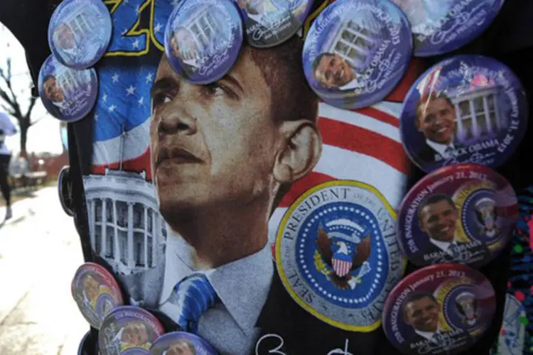 
	Loja vende uma camisa com a imagem do presidente americano em Washington: cerca de 250 mil pessoas t&ecirc;m ou ir&atilde;o adquirir ingressos, distribu&iacute;dos gratuitamente
 (Jewel Samad/AFP)