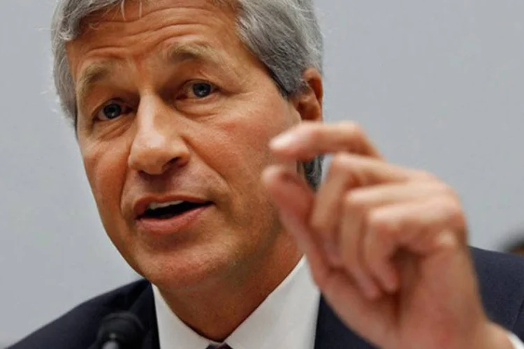 
	Jamie Dimon, o CEO do banco americano JPMorgan Chase: o primeiro banco americano perdeu em 2012 6,25 bilh&otilde;es de d&oacute;lares em fun&ccedil;&atilde;o dos c&aacute;lculos errados de seu trader
 (Chip Somodevilla/AFP)