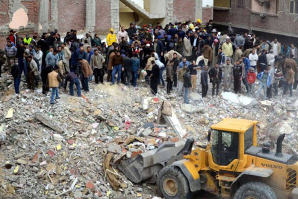 17 morrem em desabamento de prédio em Alexandria, no Egito