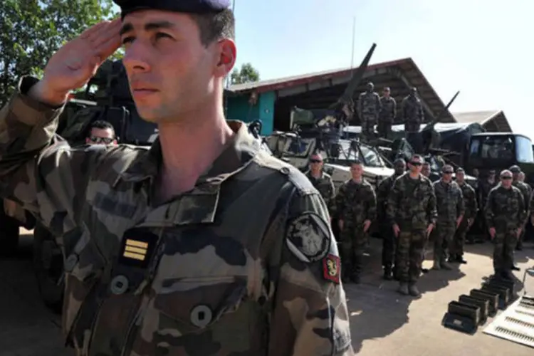 
	Um oficial franc&ecirc;s se apresenta no Mali: 1.400 soldados da Fran&ccedil;a j&aacute; se dirigiram para o pa&iacute;s africano
 (Issouf Sanogo/AFP)
