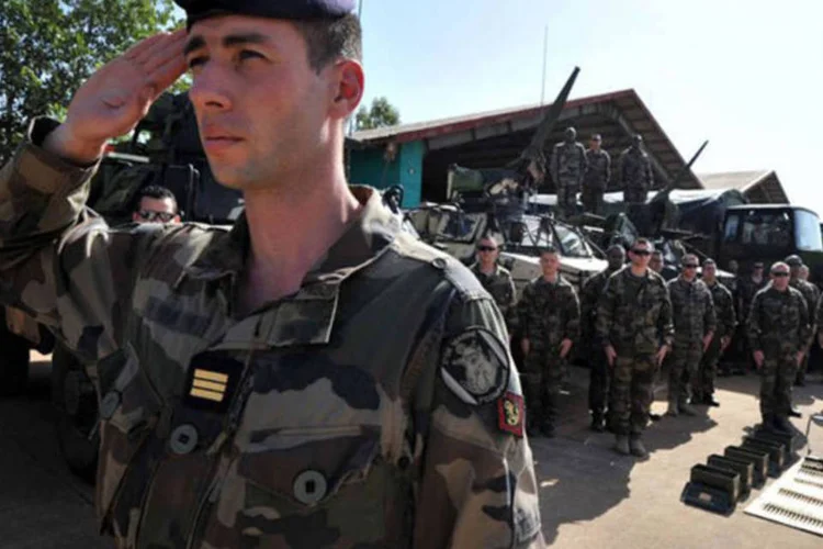 
	Um oficial franc&ecirc;s se apresenta em 16 de janeiro de 2013, no Mali: material e mantimentos tamb&eacute;m continuam sendo enviados ao pa&iacute;s africano
 (Issouf Sanogo/AFP)