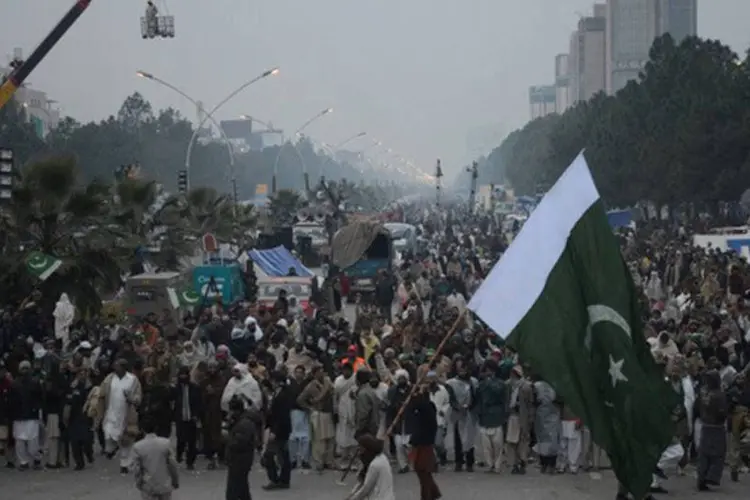 
	Apoiadores de Tahir-ul Qadri protestam em Islamabad: o pedido de deten&ccedil;&atilde;o do premi&ecirc; ocorreu num momento em que milhares de pessoas protestam desde segunda-feira
 (Asif Hassan/AFP)