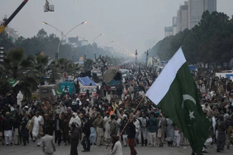 
	Apoiadores de Tahir-ul Qadri protestam em Islamabad: o pedido de deten&ccedil;&atilde;o do premi&ecirc; ocorreu num momento em que milhares de pessoas protestam desde segunda-feira
 (Asif Hassan/AFP)