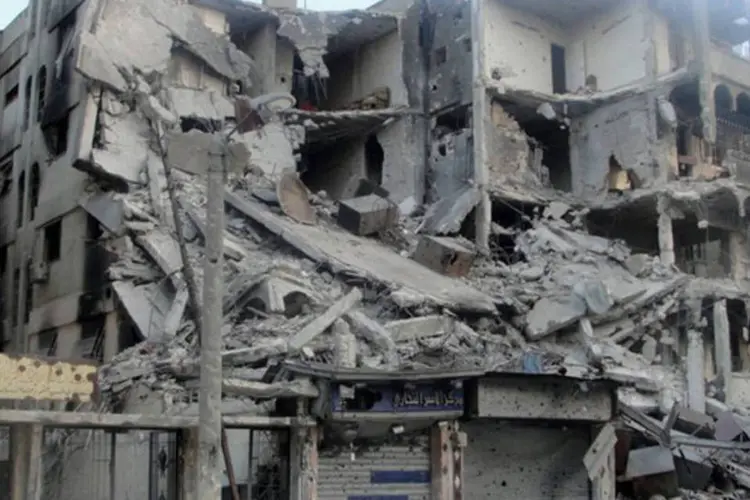 
	Foto dos escombros de pr&eacute;dios em Homs, S&iacute;ria:&nbsp;ativistas em Homs, afirmaram que uma s&eacute;rie de ataques matou pelo menos 120 civis e 30 combatentes da oposi&ccedil;&atilde;o desde o domingo
 (AFP)