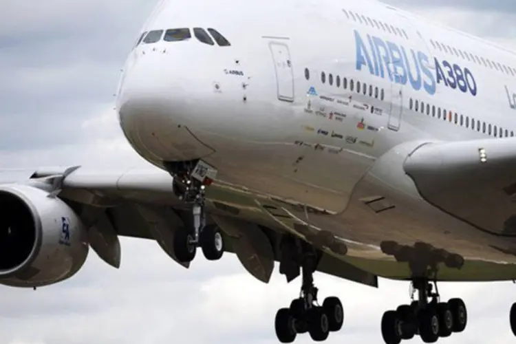 
	Airbus A380 aterissa ap&oacute;s demonstra&ccedil;&atilde;o: avi&atilde;o pode transportar mais de 800 passageiros em uma configura&ccedil;&atilde;o de classe &uacute;nica
 (Adrian Dennis/AFP)