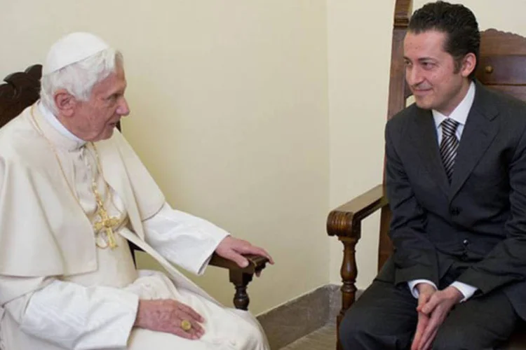 
	Bento XVI se encontra com seu ex-mordomo na pris&atilde;o do Vaticano: o papa perdoou Paolo Gabriele, que se livrou de uma condena&ccedil;&atilde;o a 18 meses de pris&atilde;o
 (AFP)