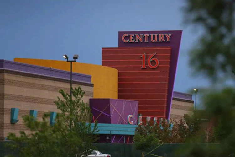 
	Fachada do cinema em Aurora, no Colorado, onde James Holmes matou 12 pessoas em julho de 2012:&nbsp;o in&iacute;cio do julgamento est&aacute; previsto para o dia 5 de agosto, embora sua advogada n&atilde;o descarte pedir um adiamento.
 (Joe Raedle/AFP)