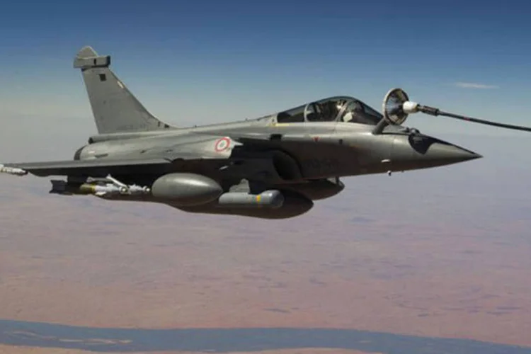 
	Avi&atilde;o de combate franc&ecirc;s Rafale &eacute; abastecido durante opera&ccedil;&atilde;o no Mali: o pedido suplementar pode elevar o total da opera&ccedil;&atilde;o a 18 bilh&otilde;es
 (Nicolas-Nelson Richard/AFP)