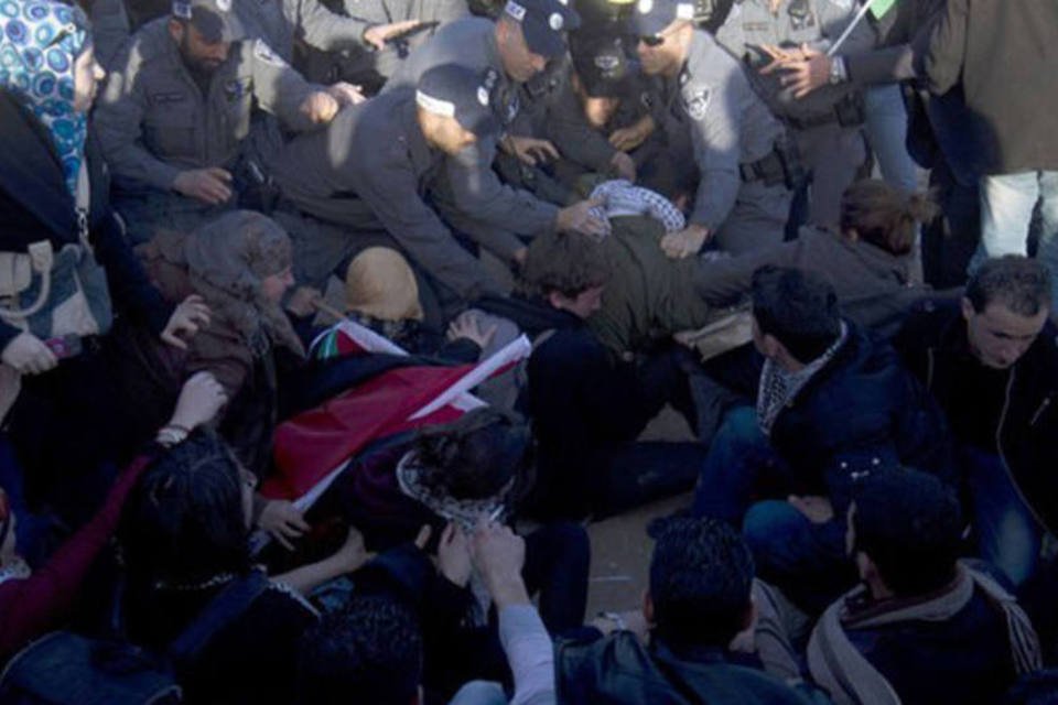 Polícia israelense desmantela acampamento palestino
