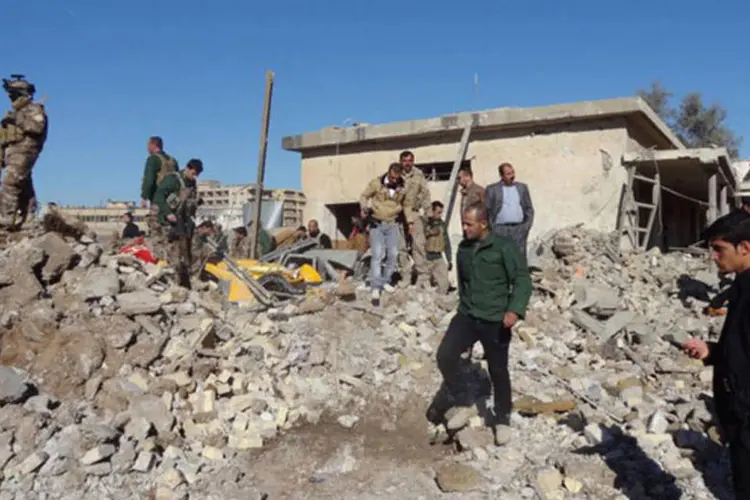 
	Iraquianos observam o local de uma explos&atilde;o em Kirkuk: os atentados n&atilde;o foram reivindicados, mas os extremistas sunitas regularmente atacam representantes pol&iacute;ticos
 (Marwan Ibrahim/AFP)