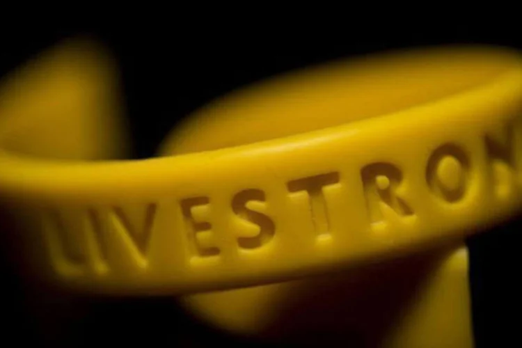 
	Pulseira da Funda&ccedil;&atilde;o Livestrong: antes da entrevista, o atleta se apresentou pessoalmente na sede da Livestrong para pedir desculpas aos seus funcion&aacute;rios&nbsp;
 (Joel Saget/AFP)