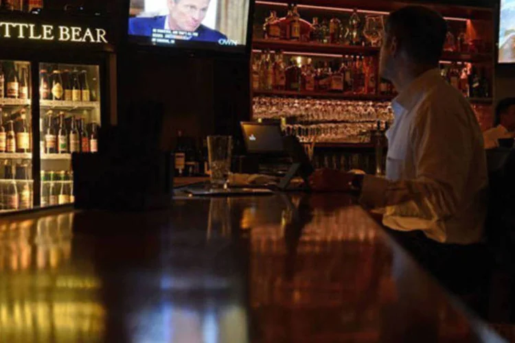 
	Homem assiste a entrevista de Lance Armstrong num bar nos EUA: &quot;Lance Armstrong disse com raz&atilde;o que o ciclismo era um esporte muito diferente h&aacute; dez anos&quot;
 (Robyn Beck/AFP)