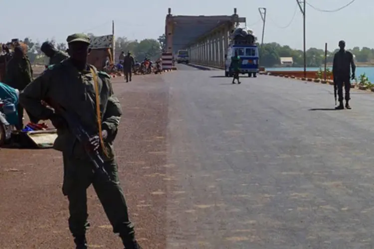 
	Soldado do ex&eacute;rcito malinense: os conflitos no Mali se acentuaram a partir do envio de tropas francesas para refor&ccedil;ar o apoio &agrave;s for&ccedil;as armadas.
 (Michel Moutot/AFP)
