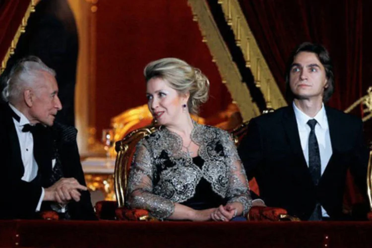
	Sergei Filin (D), diretor art&iacute;stico do Teatro Bolshoi: &quot;pensei que iam atirar em mim. Eu me virei para fugir, mas fui agarrado e pegou em meu rosto&quot;, contou o ex-bailarino&nbsp;
 (Yuri Kadobnov/AFP)