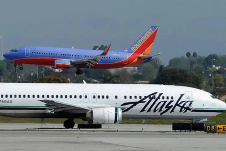 
	Um boeing 737 da Alaska Air se prepara para decolar na Calif&oacute;rnia, EUA: uma pessoa an&ocirc;nima havia informado por telefone que poderia haver um sequestrador a bordo do voo
 (Kevork Djansezian/AFP)