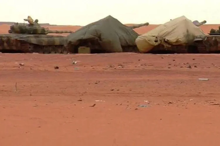 
	Ex&eacute;rcito argelino espera perto do campo de explora&ccedil;&atilde;o de g&aacute;s no Saara: a fonte da seguran&ccedil;a disse ser &quot;dif&iacute;cil falar de uma opera&ccedil;&atilde;o que est&aacute; em andamento&quot;
 (AFP)