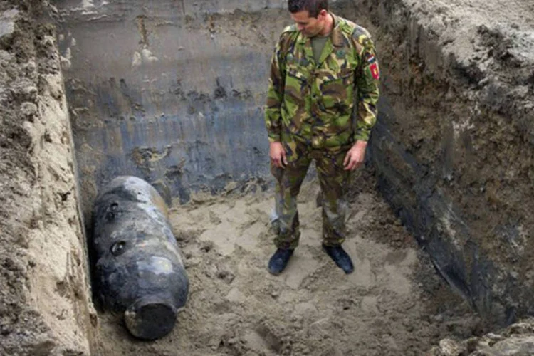 
	Soldado do ex&eacute;rcito holand&ecirc;s encontra bomba em Haarlemmermeer, Holanda
 (Frank van Beek/AFP)