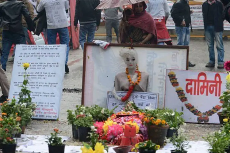 
	Mulher olha memorial para v&iacute;timas de estupros em Nova Deli, &Iacute;ndia:&nbsp;&quot;desonra dever&aacute; ser vingada com desonra&quot;, sentenciou o conselho
 (Raveendran/AFP)