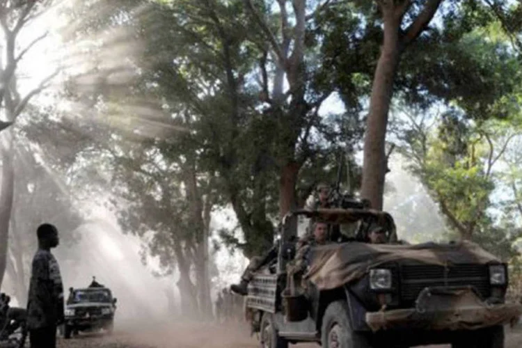 
	Soldados franceses no Mali: com bandeiras francesas, aplausos e gritos de &quot;Viva a Fran&ccedil;a&quot;, a popula&ccedil;&atilde;o comemorou a entrada dos soldados em Diabali.
 (Issouf Sanogo/AFP)