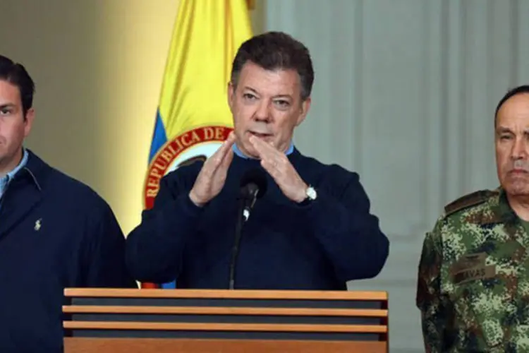 
	Foto mostrando o presidente colombiano Juan Manuel Santos (C): &nbsp;&quot;a eles, e apenas a eles, cabe a responsabilidade pelo que ocorreu&quot;,&nbsp;disse sobre os terroristas
 (Cesar Carrion/AFP)