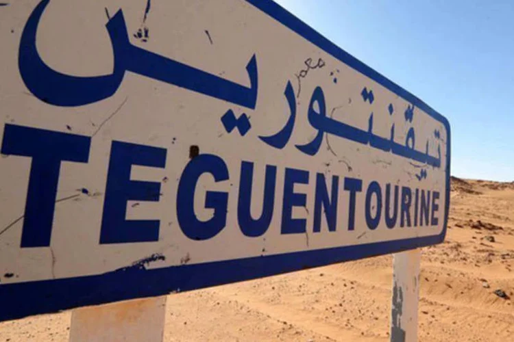 
	Placa indicando a cidade de Teguentourin, perto de In Amenas, no deserto argelino: 16 pessoas que estavam no campo de g&aacute;s est&atilde;o s&atilde;s e salvas
 (Farouk Batiche/AFP)