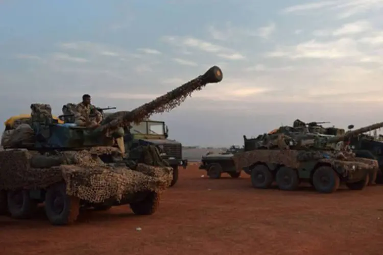 
	Tanques franceses: uma coluna de cerca de trinta ve&iacute;culos blindados na qual havia cerca de 200 soldados malineses e franceses entrou na cidade&nbsp;
 (Eric Feferberg/AFP)