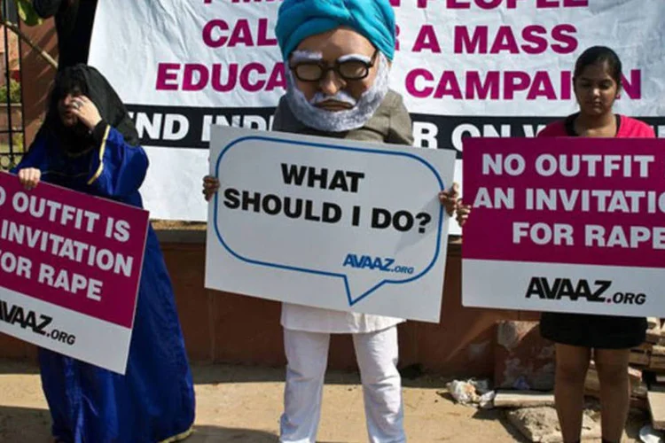 Indianas protestam em 21 de janeiro em frente à corte de Nova Délhi que julgará os acusados por um estupro coletivo
 (Prakash Singh/AFP)