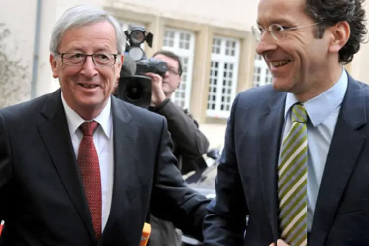 
	O ministro holand&ecirc;s das Finan&ccedil;as, Jeroen Dijsselbloem (D), e Jean-Claude Juncker: na 1&ordf; reuni&atilde;o do ano do Eurogrupo, tamb&eacute;m ser&aacute; designado seu novo presidente
 (Georges Gobet/AFP)