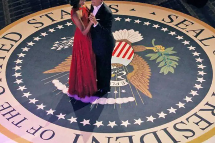 
	Barack e Michelle dan&ccedil;am durante baile em Washington: Obama vestia, como h&aacute; quatro anos, um cl&aacute;ssico smoking com gravata borboleta branca (Pablo Martinez Monsivais/AFP)
