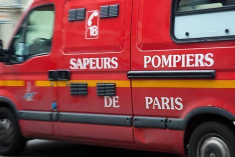 
	Ve&iacute;culo do corpo de bombeiros em Paris: o forte cheiro causou preocupa&ccedil;&atilde;o a ponto de os servi&ccedil;os de aux&iacute;lio se verem saturados por centenas de chamadas
 (Loic Venance/AFP)