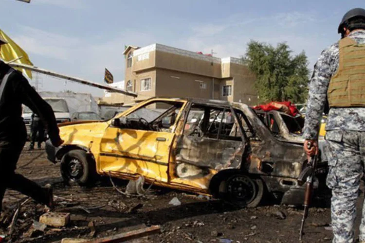
	Cen&aacute;rio de atentado anterior a bomba em Bagd&aacute;, no Iraque: seis pessoas morreram na explos&atilde;o de um carro-bomba perto da base do ex&eacute;rcito na cidade de Taji, norte de Bagd&aacute;
 (Alí al Saadi/AFP)