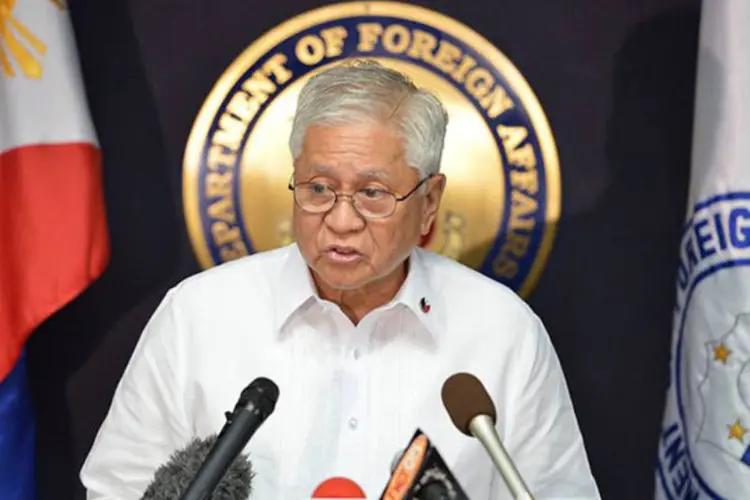 
	O ministro filipino das Rela&ccedil;&otilde;es Exteriores, Albert del Rosario, faz um pronunciamento em Manila: o governo de Manila quer agora defender o atol de Scarborough&nbsp;
 (Ted Aljibe/AFP)