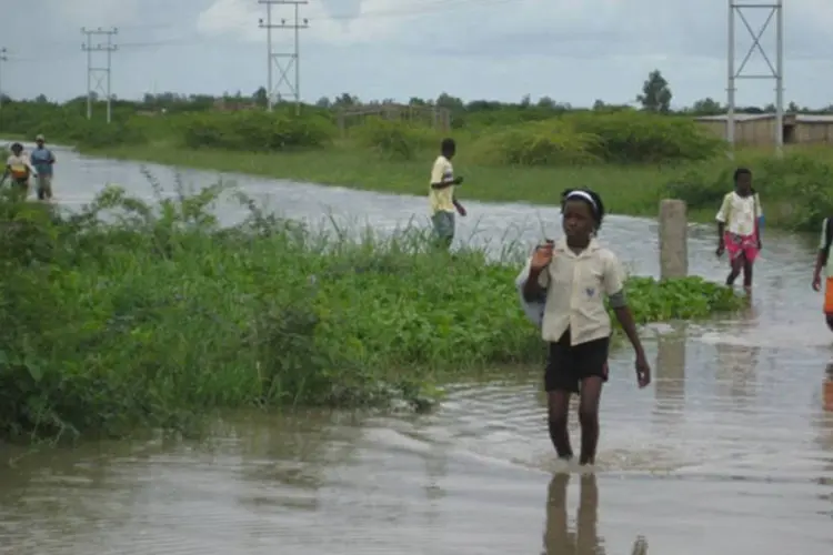 
	Crian&ccedil;as percorrem as &aacute;guas da enchente em Chokwe, perto do Limpopo, em Mo&ccedil;ambique: as chuvas provocaram a alta do n&iacute;vel dos rios Limpopo e Incomati
 (Johannes Myburgh/AFP)