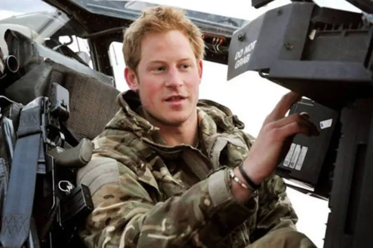 
	O pr&iacute;ncipe Harry no Afeganist&atilde;o: Harry revelou em entrevistas que como piloto de helic&oacute;pteros de combate disparou contra insurgentes talib&atilde;s.
 (John Stillwell/AFP)