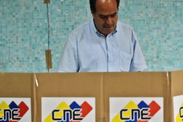 O deputado opositor Julio Borges vota nas eleições presidenciais da Venezuela: segundo o agressor, Julio teria insultado o presidente Hugo Chávez
 (Miguel Gutierrez/AFP)