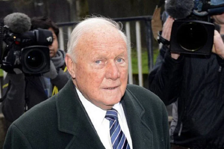 
	O apresentador brit&acirc;nico Stuart Hall chega &agrave; Corte de Preston, 7 de janeiro, 2013: ele ficar&aacute; em liberdade pagando uma fian&ccedil;a at&eacute; o pr&oacute;ximo 17 de junho, quando o juiz emitir&aacute; a condena&ccedil;&atilde;o
 (Paul Ellis/AFP)
