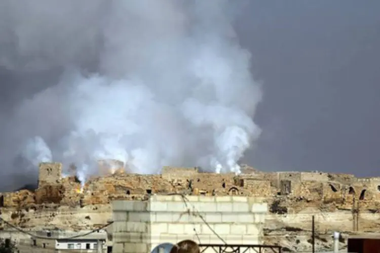 
	Fuma&ccedil;a no citadela romana de Kalat al-Numan ap&oacute;s bombardeio do governo s&iacute;rio: na ter&ccedil;a-feira, a viol&ecirc;ncia causou a morte de 123 pessoas, entre elas 62 civis (John Cantlie/AFP)