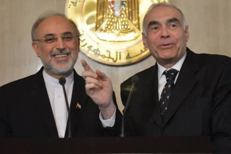
	Os ministros do Ir&atilde;, Ali Akbar Salehi (E) e do Egito Kamel Amr: o encontro deve retomar a rodada de negocia&ccedil;&otilde;es sobre o programa iraniano de enriquecimento de ur&acirc;nio
 (Khaled Desouki/AFP)