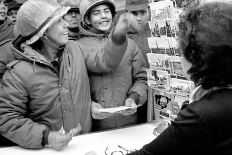 Soldados argentinos compram cartões postais nas Malvinas em 13 de abril de 1982, 10 dias após invasão das ilhas
 (Daniel Garcia/AFP)
