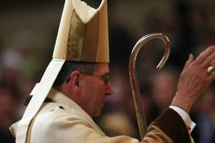 
	O ex-arcebispo de Los Angeles Roger Mahony em missa: militantes anti-pedofilia pediram que o cardeal Mahony n&atilde;o participe no conclave
 (Eric Thayer/AFP)