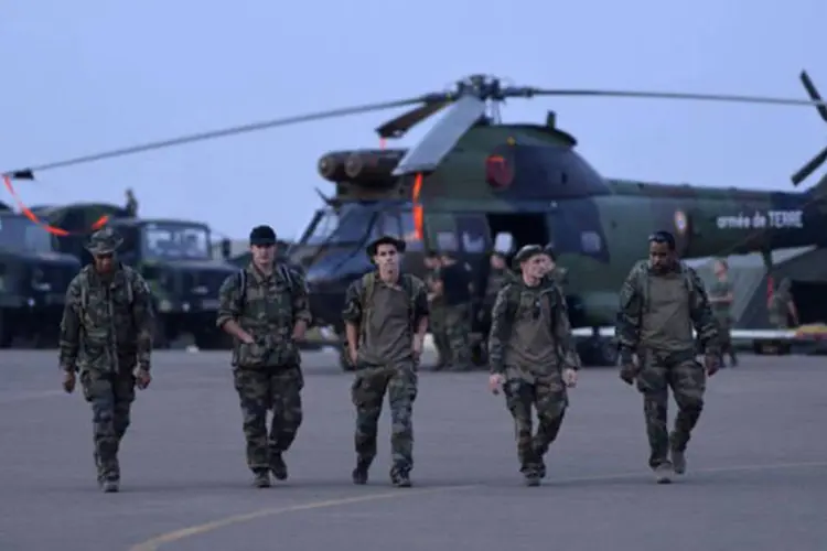 
	Soldados franceses caminham em base a&eacute;rea de Bamaco: as For&ccedil;as Armadas prometeram que &quot;qualquer soldado que cometer abusos contra a popula&ccedil;&atilde;o civil ser&aacute; julgado&quot;
 (Eric Feferberg/AFP)
