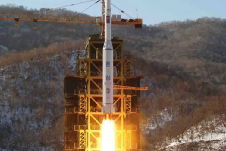 
	O foguete norte-coreano Unha-3 decola, 12 de dezembro, 2012: o teste nuclear que realizaremos se destina ao nosso inimigo jurado, os Estados Unidos, declarou o pa&iacute;s
 (AFP)