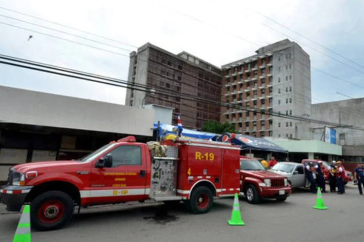 
	Bombeiros e membros da Cruz Vermelha perto de hospital em Puntaneras, Costa Rica, em 2012: o terremoto foi sentido com for&ccedil;a em quase todo o pa&iacute;s
 (Ezequiel Becerra/AFP)