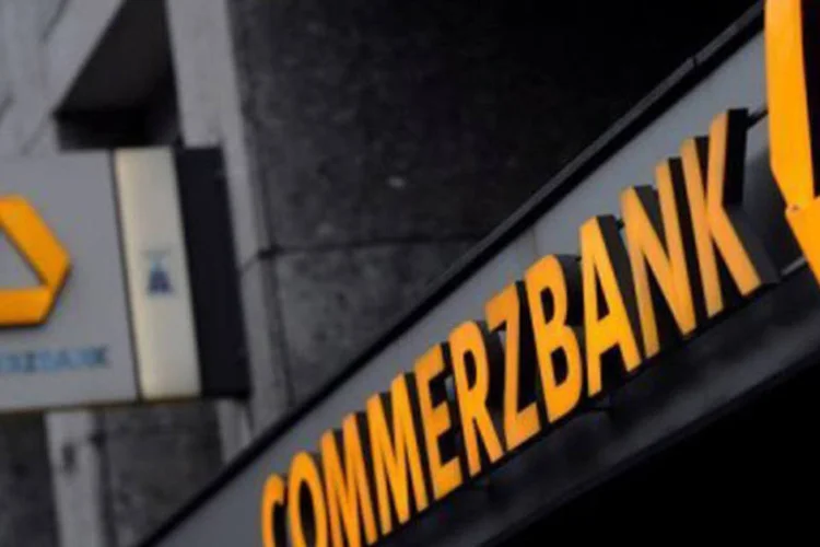 
	Foto do logo do Commerzbank: no fim de 2011, o grupo contava com 58 mil trabalhadores, 44.500 deles na Alemanha
 (Patrik Stollarz/AFP)